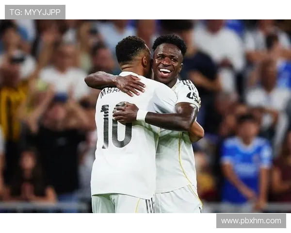 维尼修斯双响助力球队胜利分享伯纳乌的精彩时刻与球迷共庆